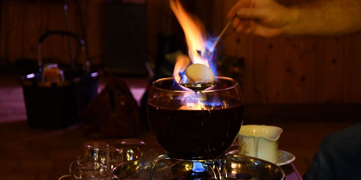 Německé svařené víno Feuerzangenbowle