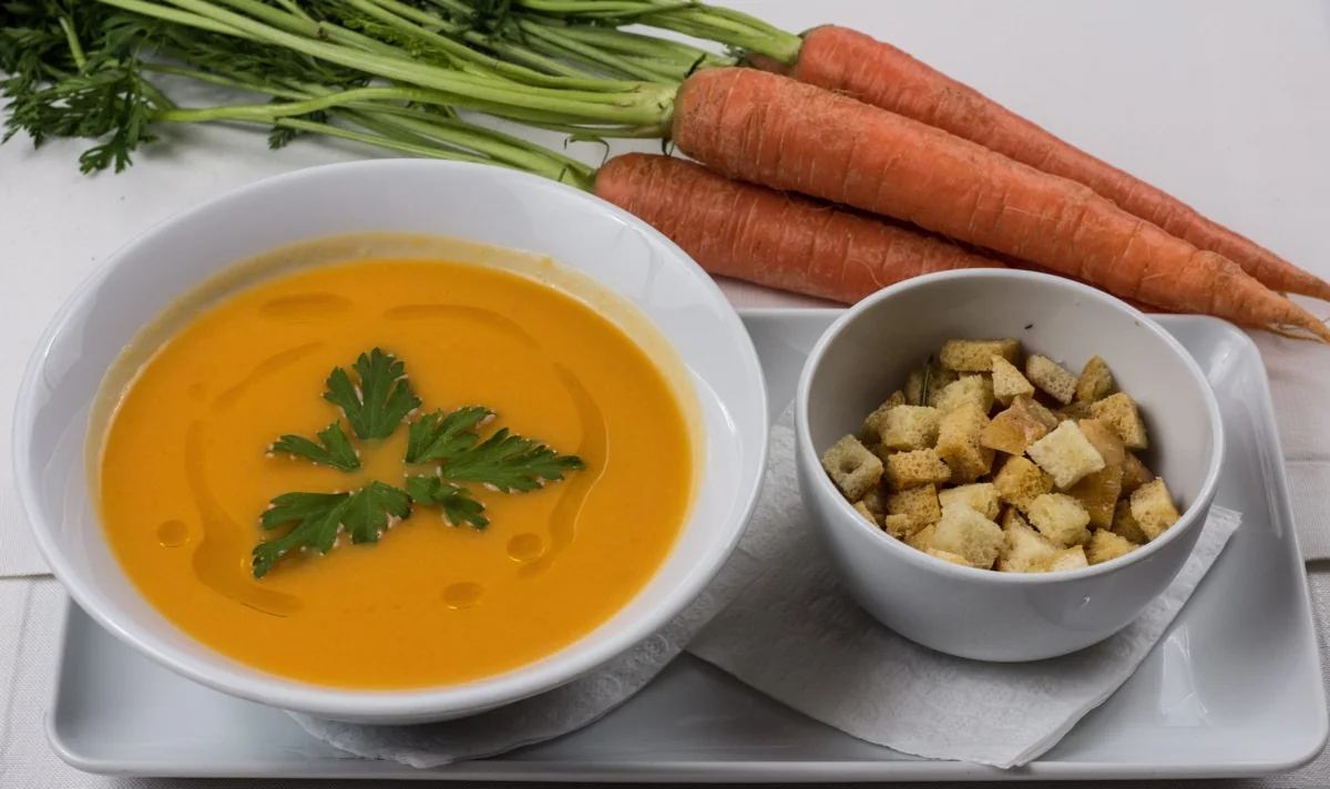 Krémová oranžová polévka s mrkví a krutony