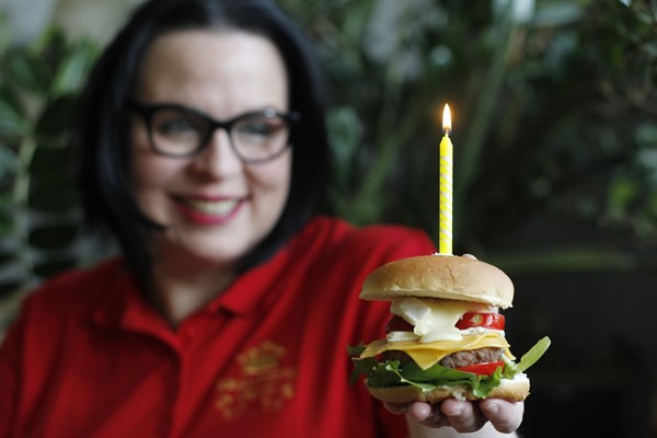  Hamburger: Od skromných začátků k ikoně světové kuchyně