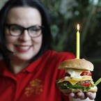 Hamburger: Od skromných začátků k ikoně světové kuchyně